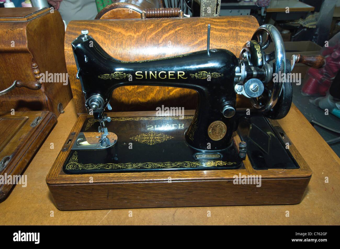 Vintage Singer machine à coudre à la main, baring - numéro de série  Y9826536 - fabriqué en 1925 Photo Stock - Alamy