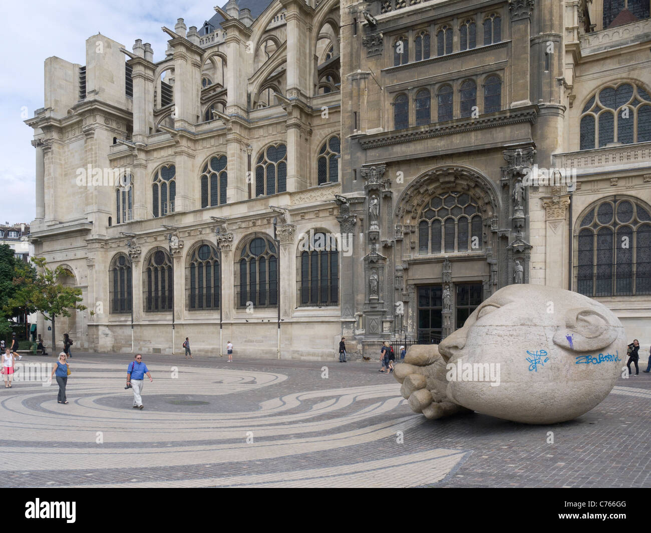 Sculpture l'Ecoute par Henri de Miller, à l'extérieur de l'église Saint-Eustache, par les Halles, Paris, France Banque D'Images