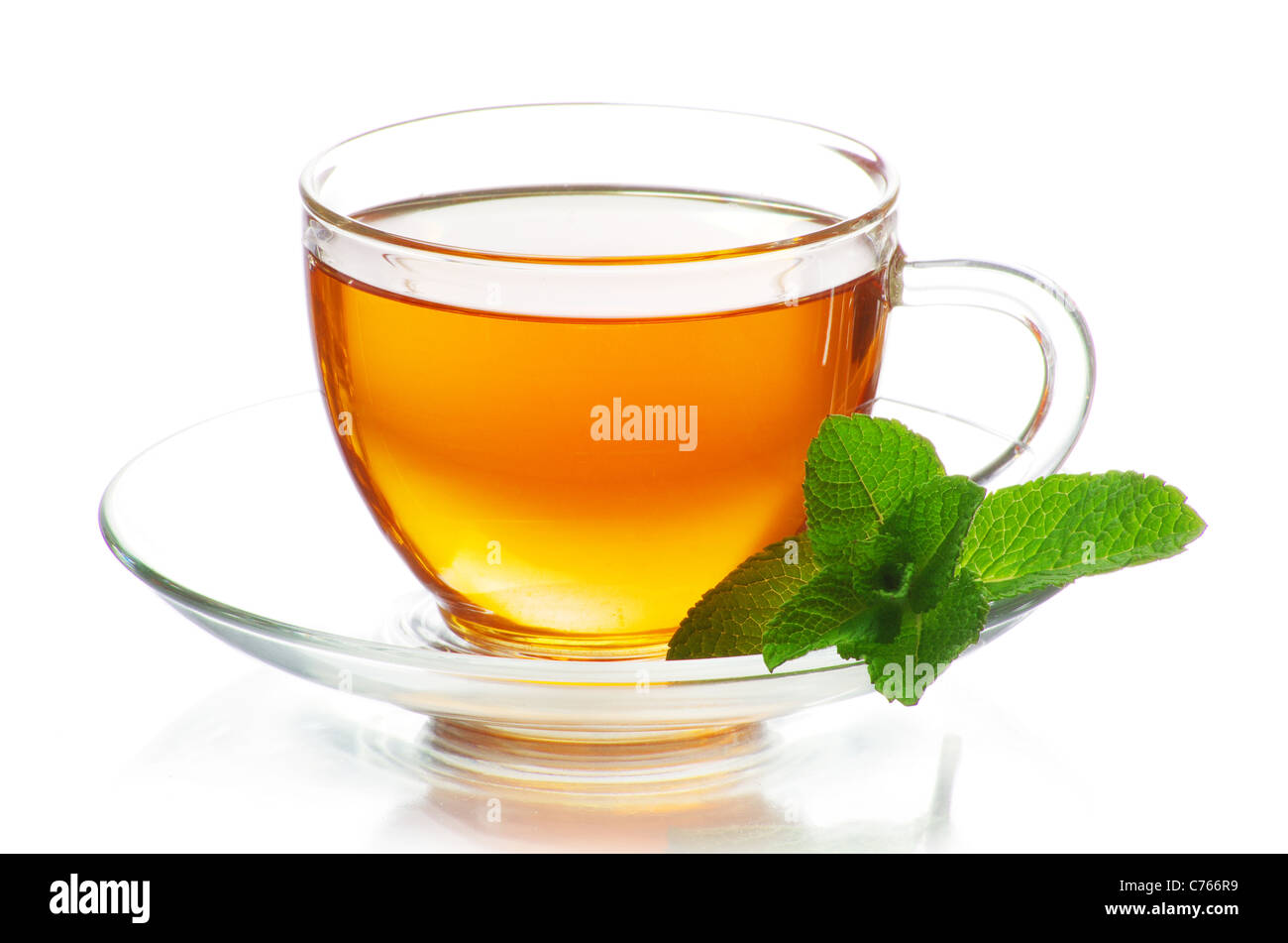 Tasse de thé en feuilles de menthe isolé sur fond blanc Banque D'Images