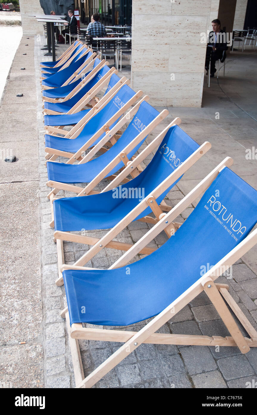 Une ligne de bleu de chaises longues sur la terrasse en plein air au bar-restaurant la Rotonde, Place Kings, York Way, London. Banque D'Images