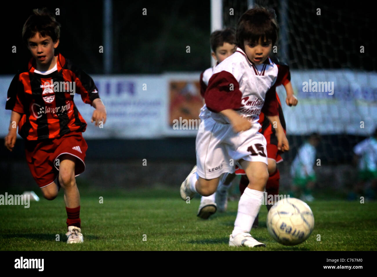 Bebe Joueur De Football En Action L Execution Libre D Essayer De Marquer Photo Stock Alamy Bebe Joueur De Football En Action L Execution Libre D Essayer De Marquer Photo Stock Alamy