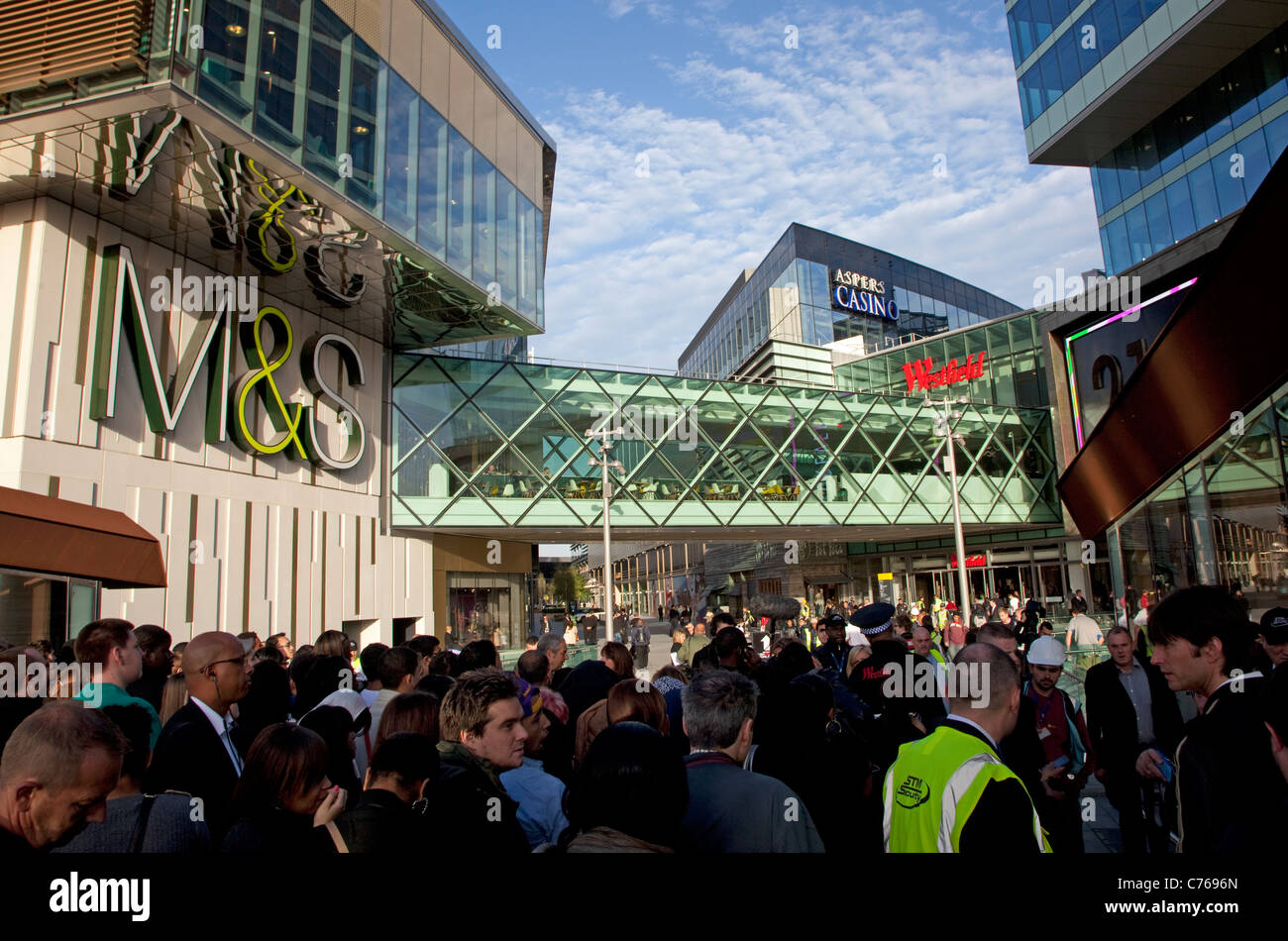 Centre Commercial Westfield Stratford, London - foule en attente d'ouverture le premier jour Banque D'Images