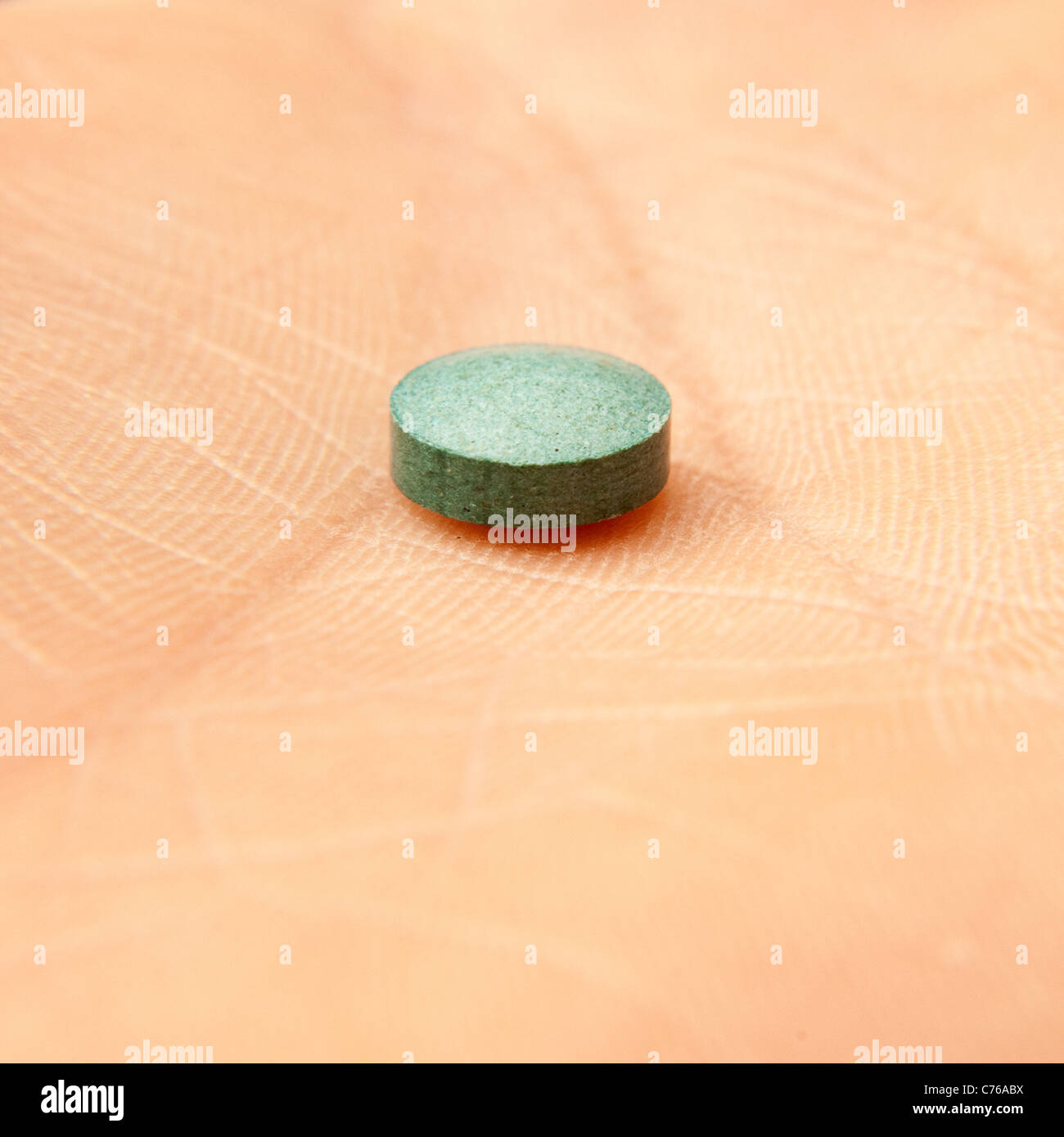 Pellet benzo fury ou comprimé, (6-APB) vendu comme un produit chimique "recherche" c'est un analogue de la MDMA drogues illégales Banque D'Images