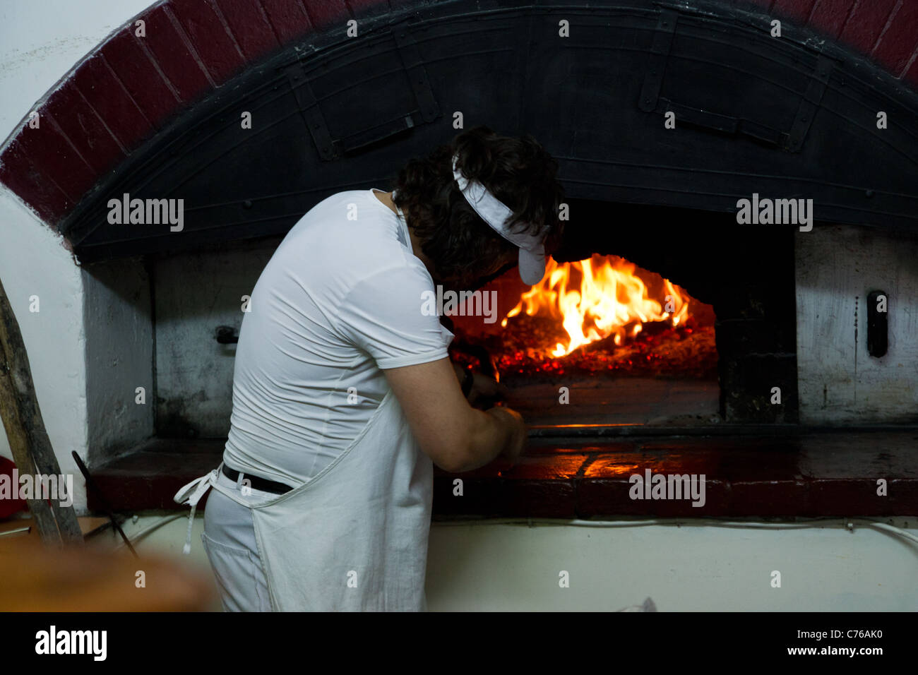 La cuisson du pain au four à bois Photo Stock Alamy