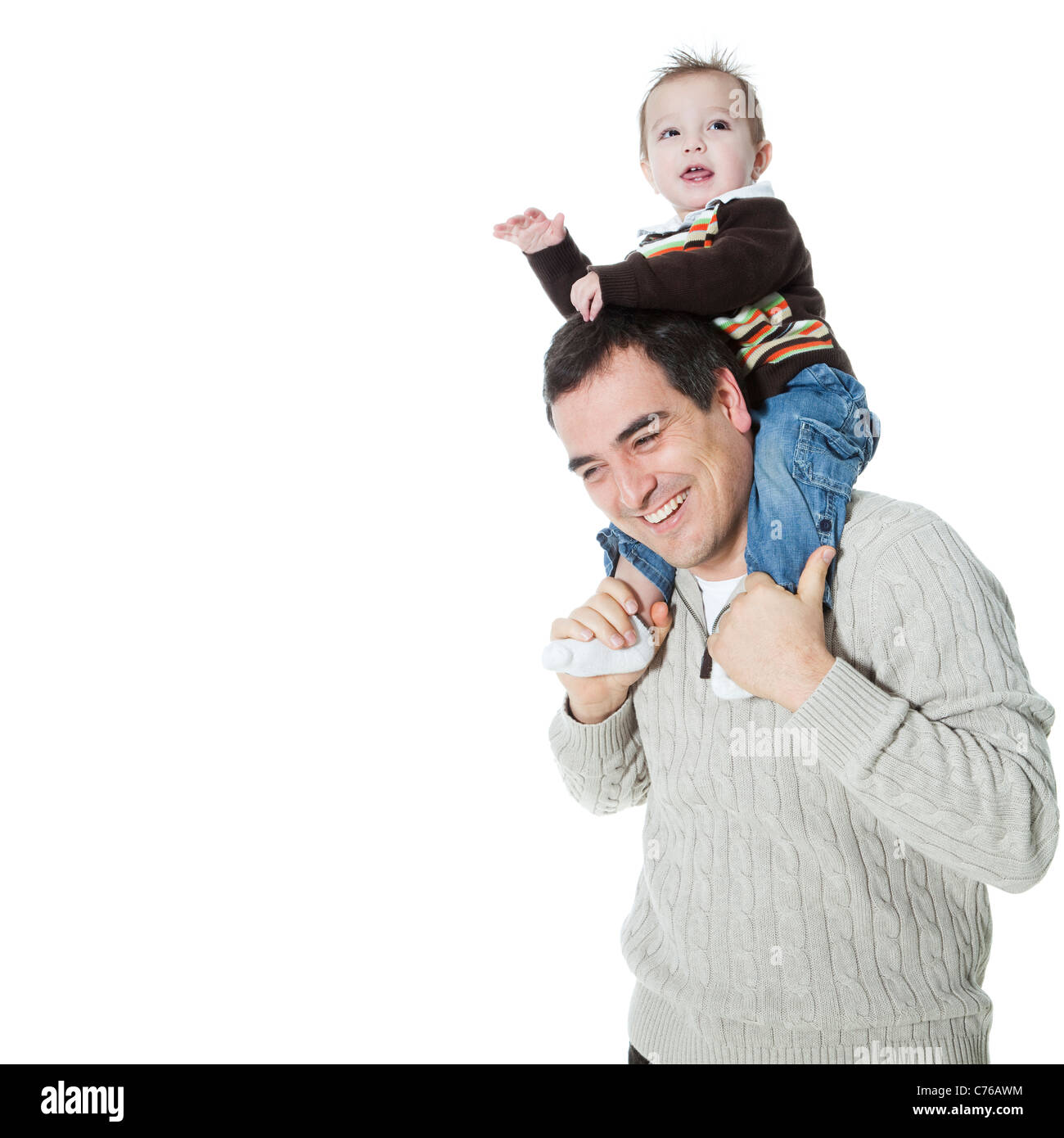 Father carrying son (2-3) sur les épaules, studio shot Banque D'Images