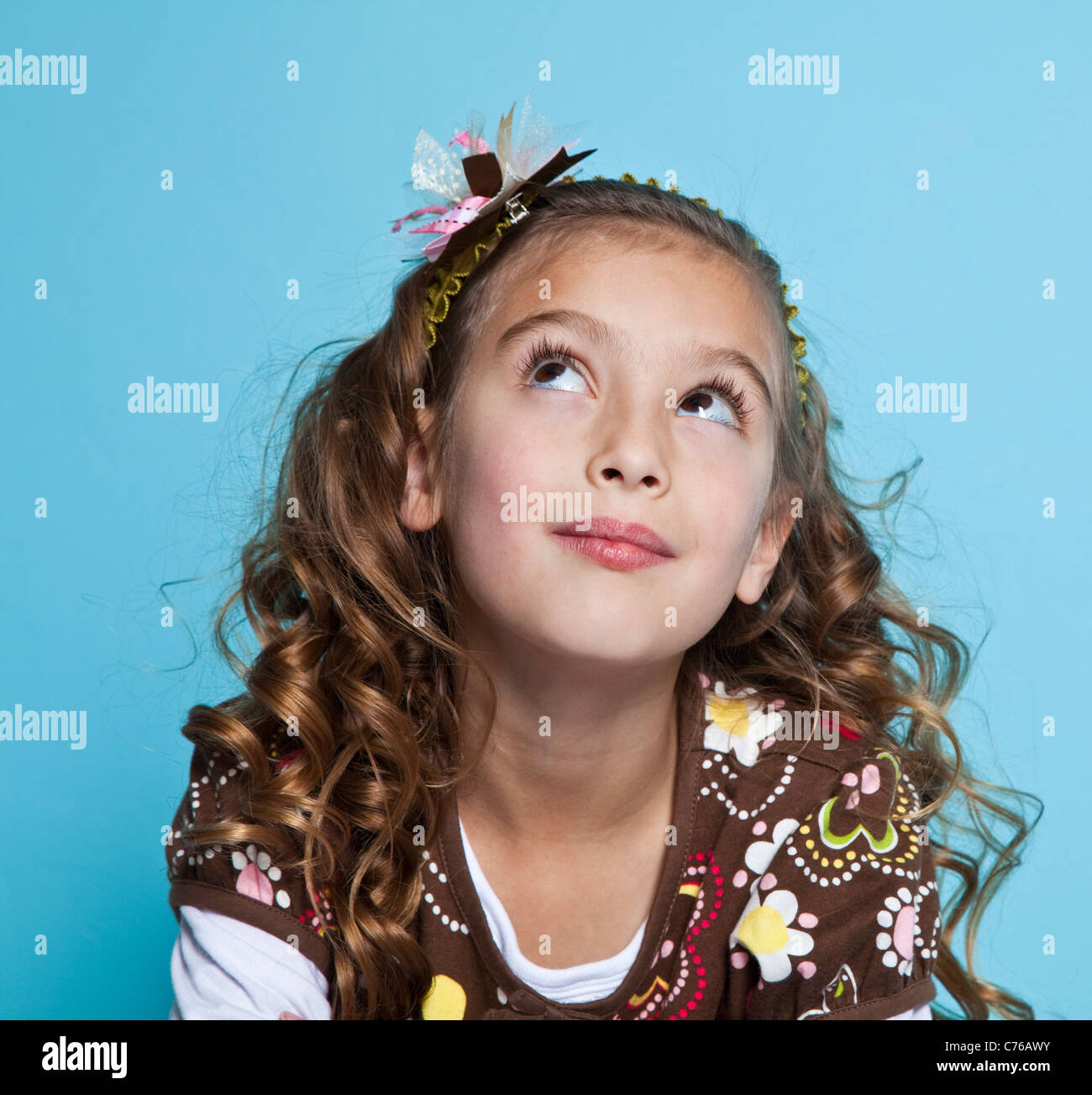 Portrait of Girl (8-9) Looking up Banque D'Images