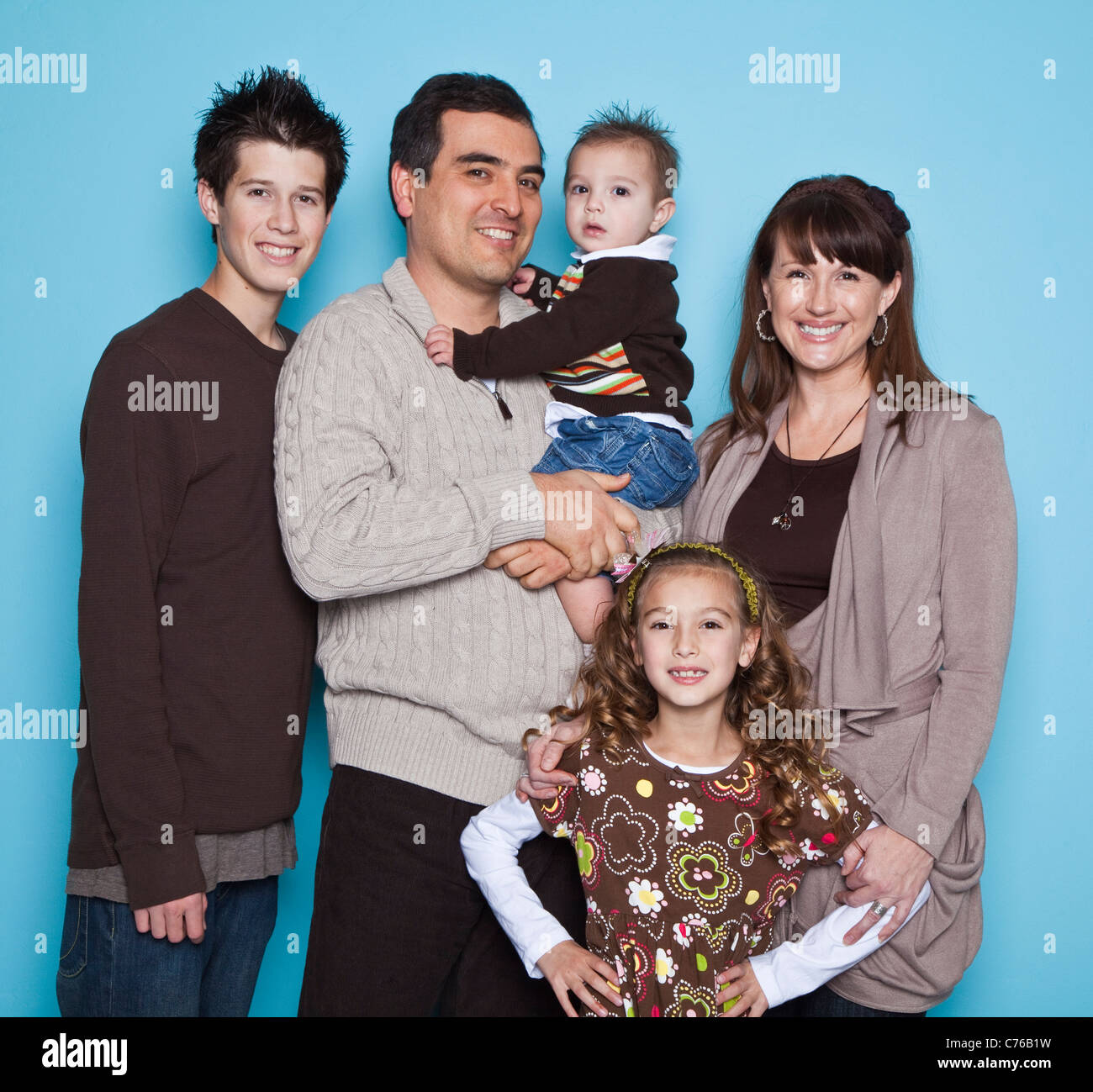 Portrait de famille avec trois enfants (16-17, 8-9, 2-3), studio shot Banque D'Images