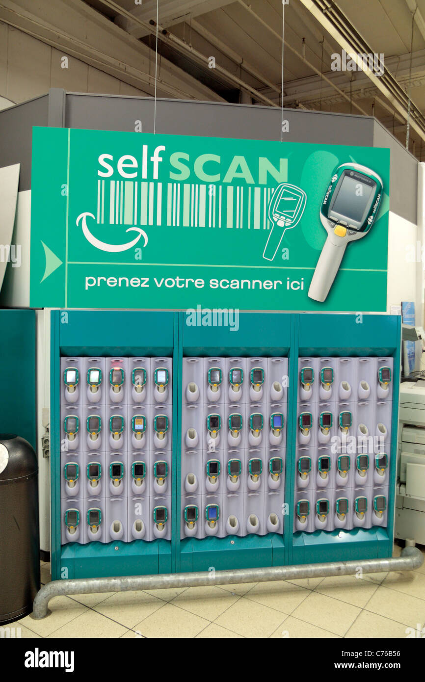 Un supermarché français balayage auto point de collecte avec les appareils portables pour numérisation de produits alors que le shopping. Août 2011. Banque D'Images
