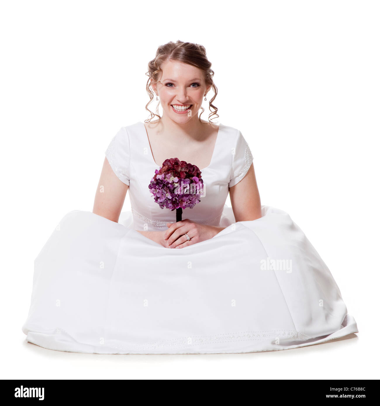 Portrait of happy bride holding bouquet, studio shot Banque D'Images