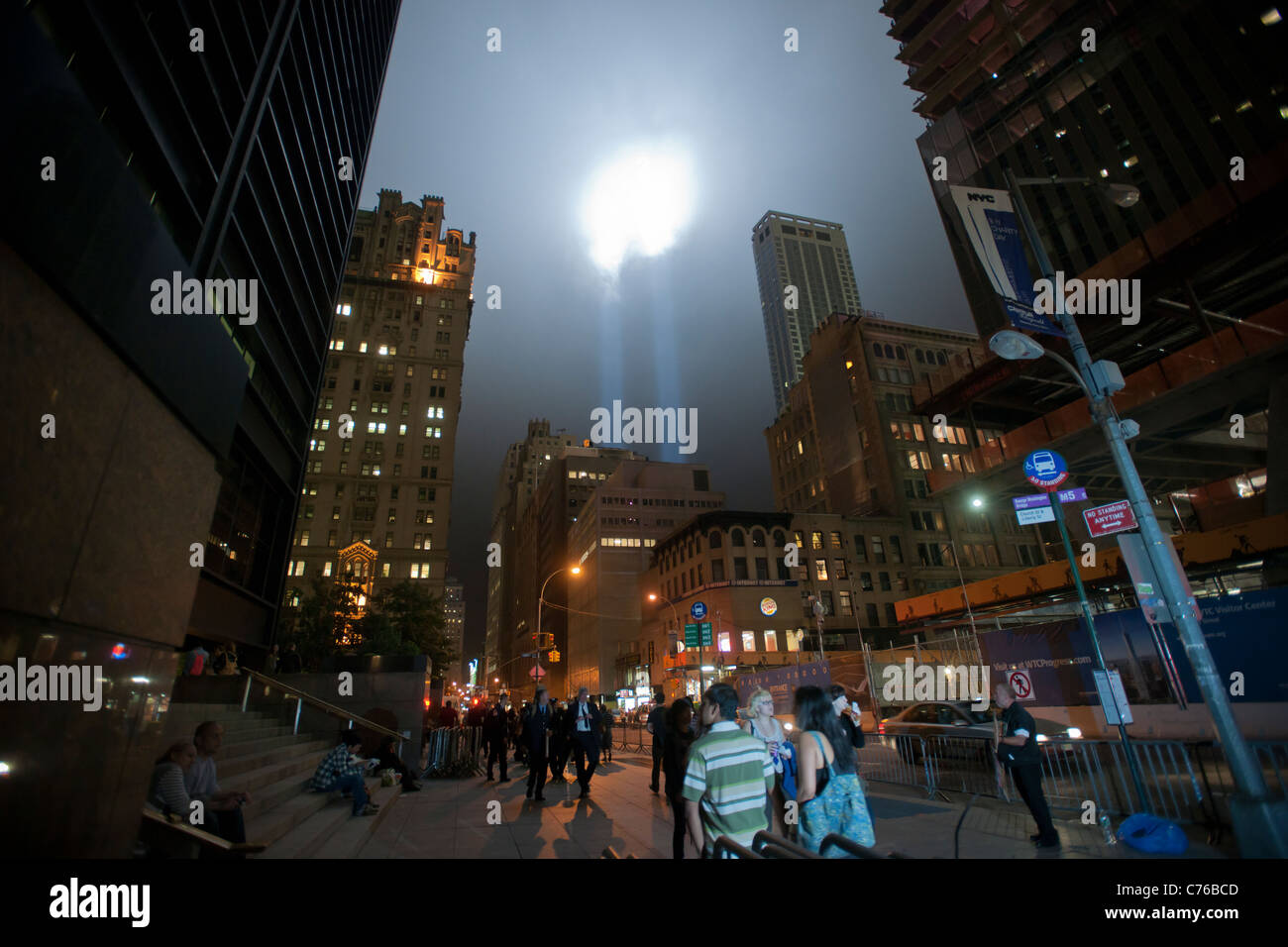 Le double faisceau de rendre hommage à la lumière tirer vers le ciel pour le dixième anniversaire des attaques terroristes du 11 septembre à New York Banque D'Images