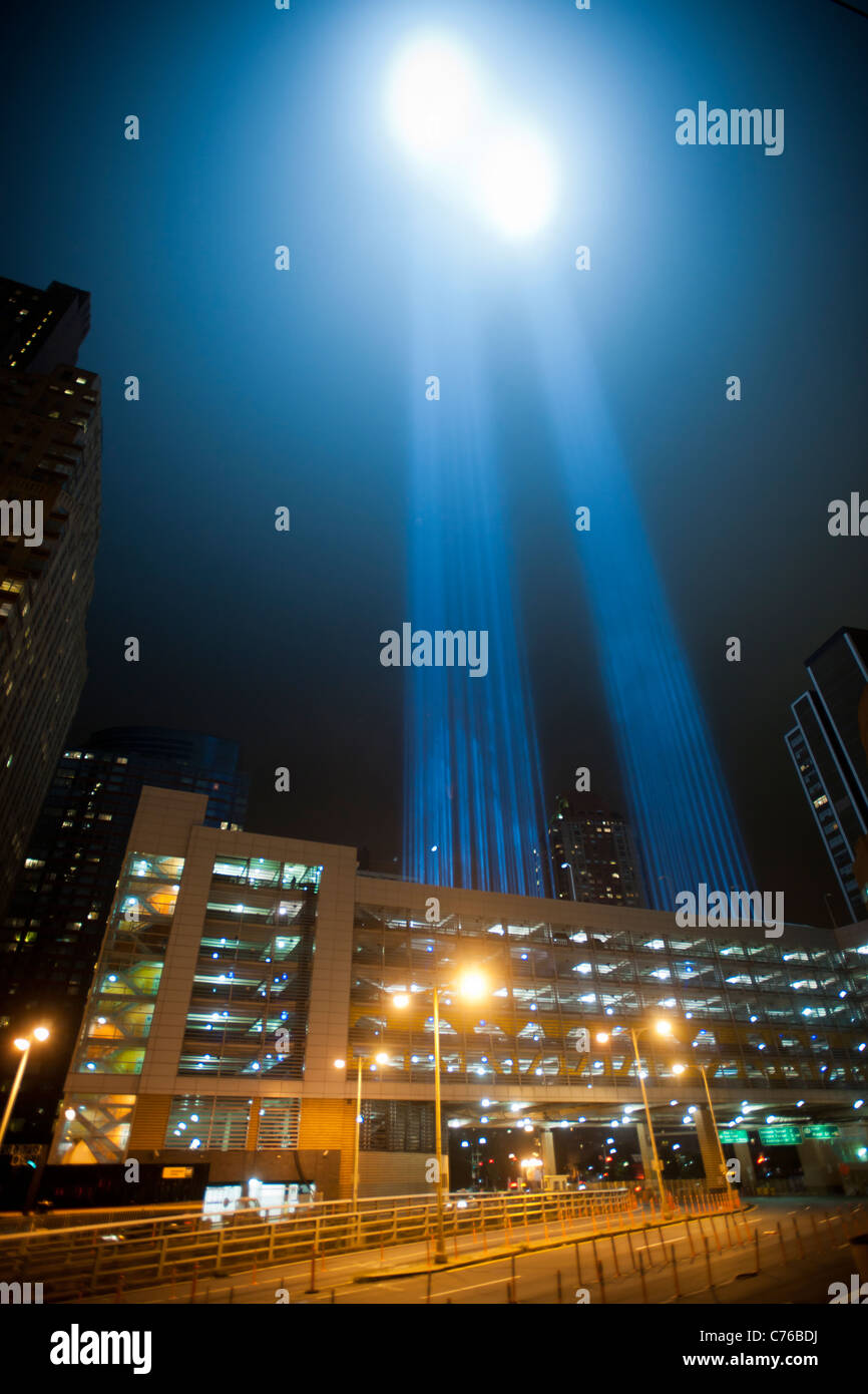 Le double faisceau de rendre hommage à la lumière tirer vers le ciel pour le dixième anniversaire des attaques terroristes du 11 septembre à New York Banque D'Images