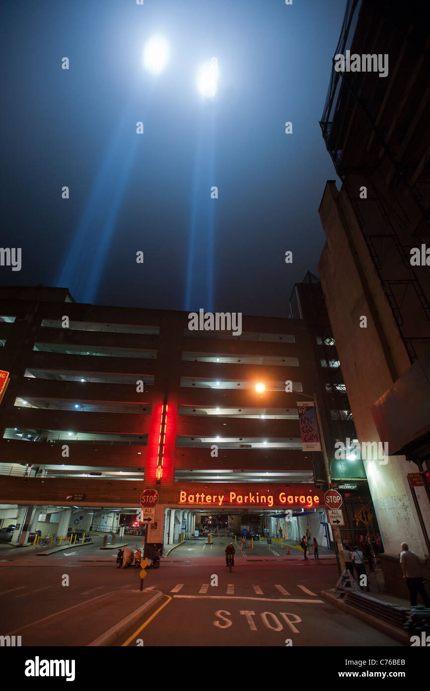 Le double faisceau de rendre hommage à la lumière tirer vers le ciel pour le dixième anniversaire des attaques terroristes du 11 septembre à New York Banque D'Images