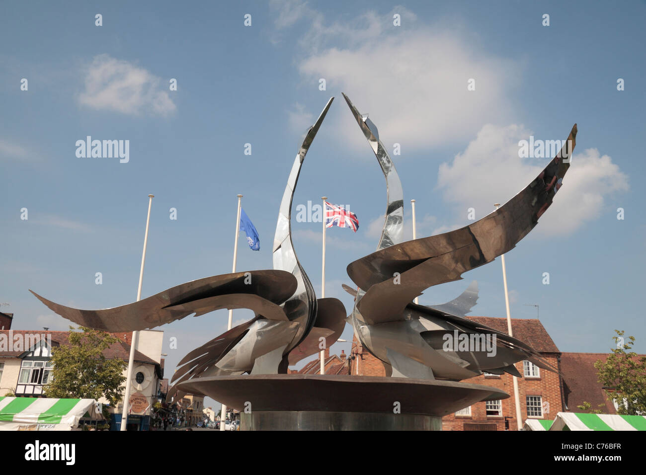 Détail d'une sculpture fontaine swan (&) encadrant le drapeau de l'Union à côté du bassin de Bancroft à Stratford upon Avon, Warwickshire, Royaume-Uni. Banque D'Images