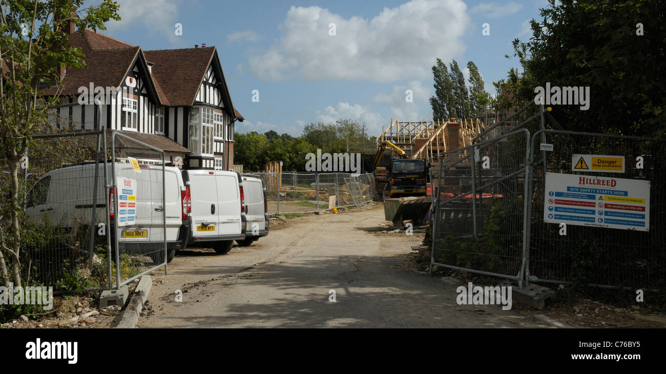 Nouvelles maisons en construction dans le parc/jardin d'une maison existante. Banque D'Images