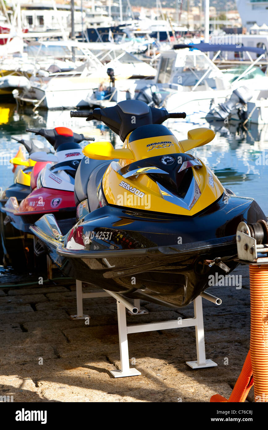 Jetskis disponibles en location Ajaccio Corse Marina Banque D'Images