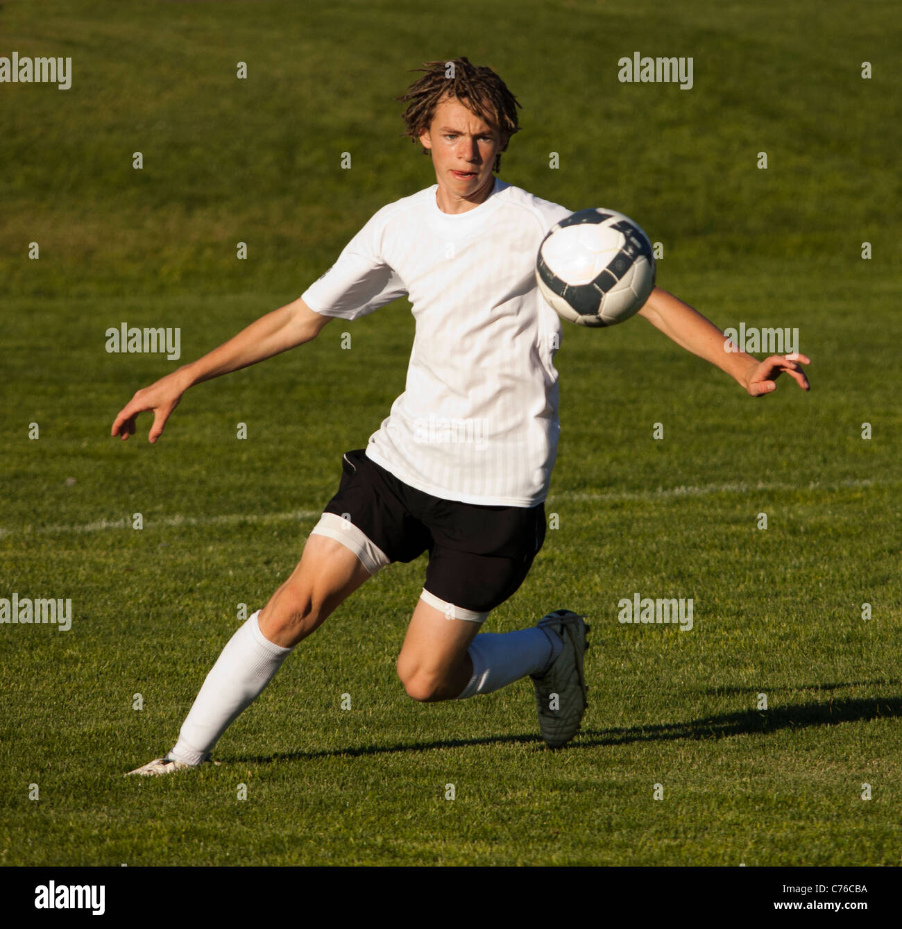USA, Utah, Orem, teenage (14-15) boy playing soccer Banque D'Images