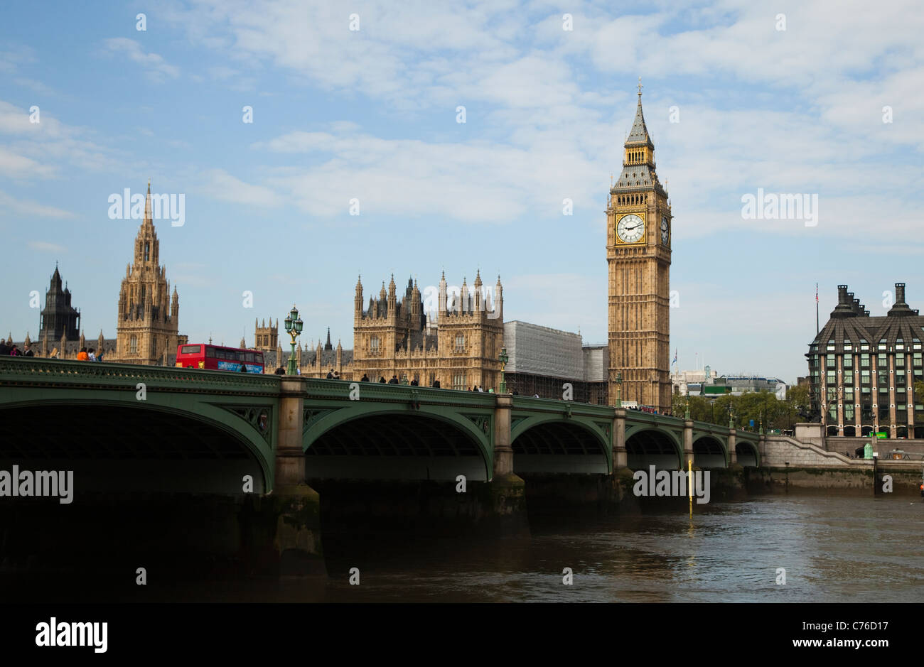 UK, Londres, pont sur la rivière Thames, avec Big Ben en arrière-plan Banque D'Images