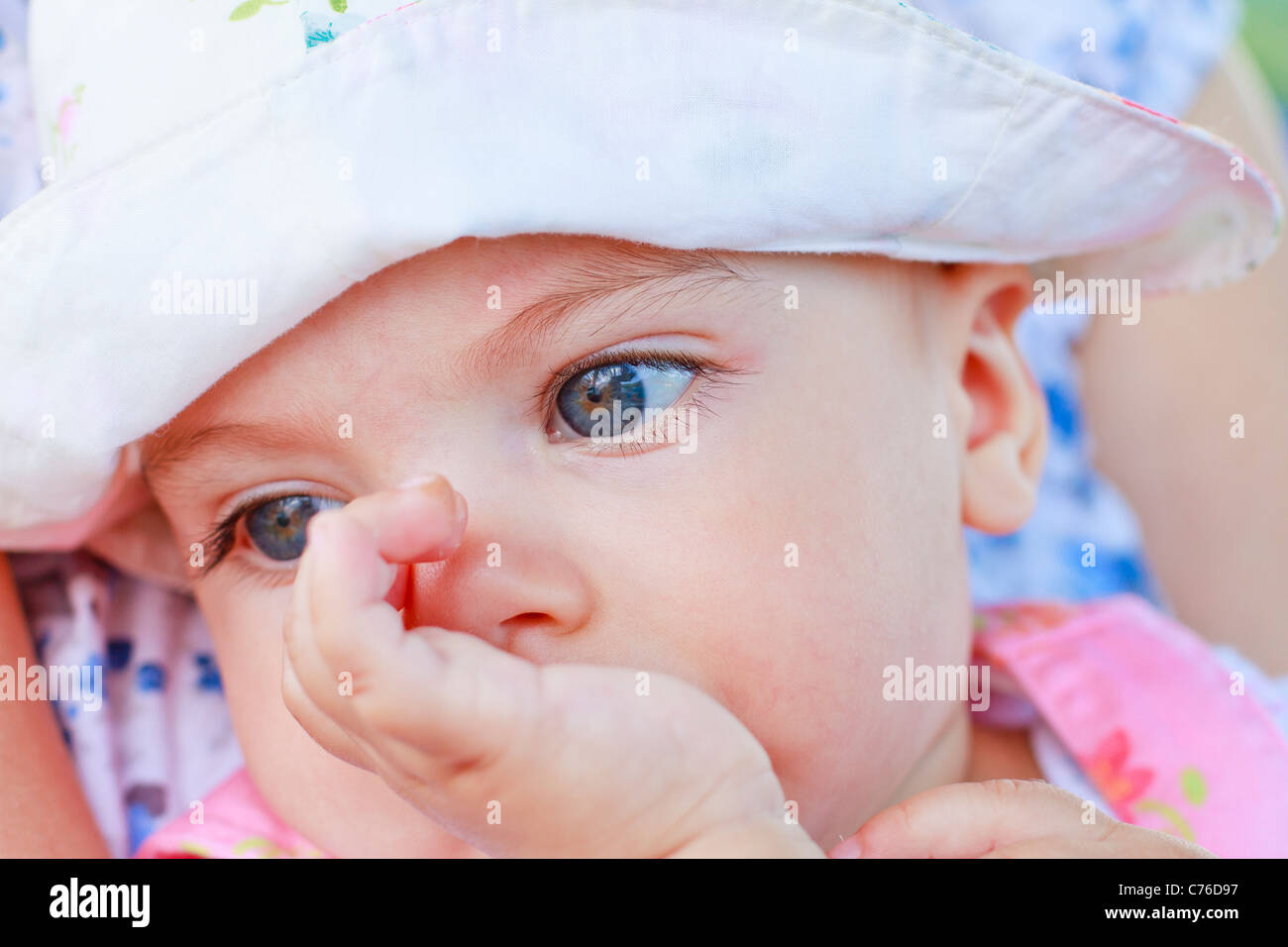 Penser baby girl avec son doigt dans la bouche Banque D'Images