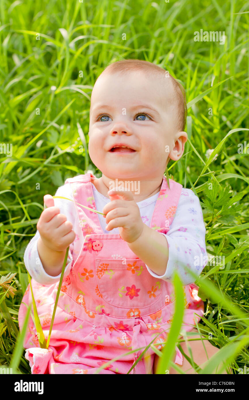 Happy baby girl on grass Banque D'Images