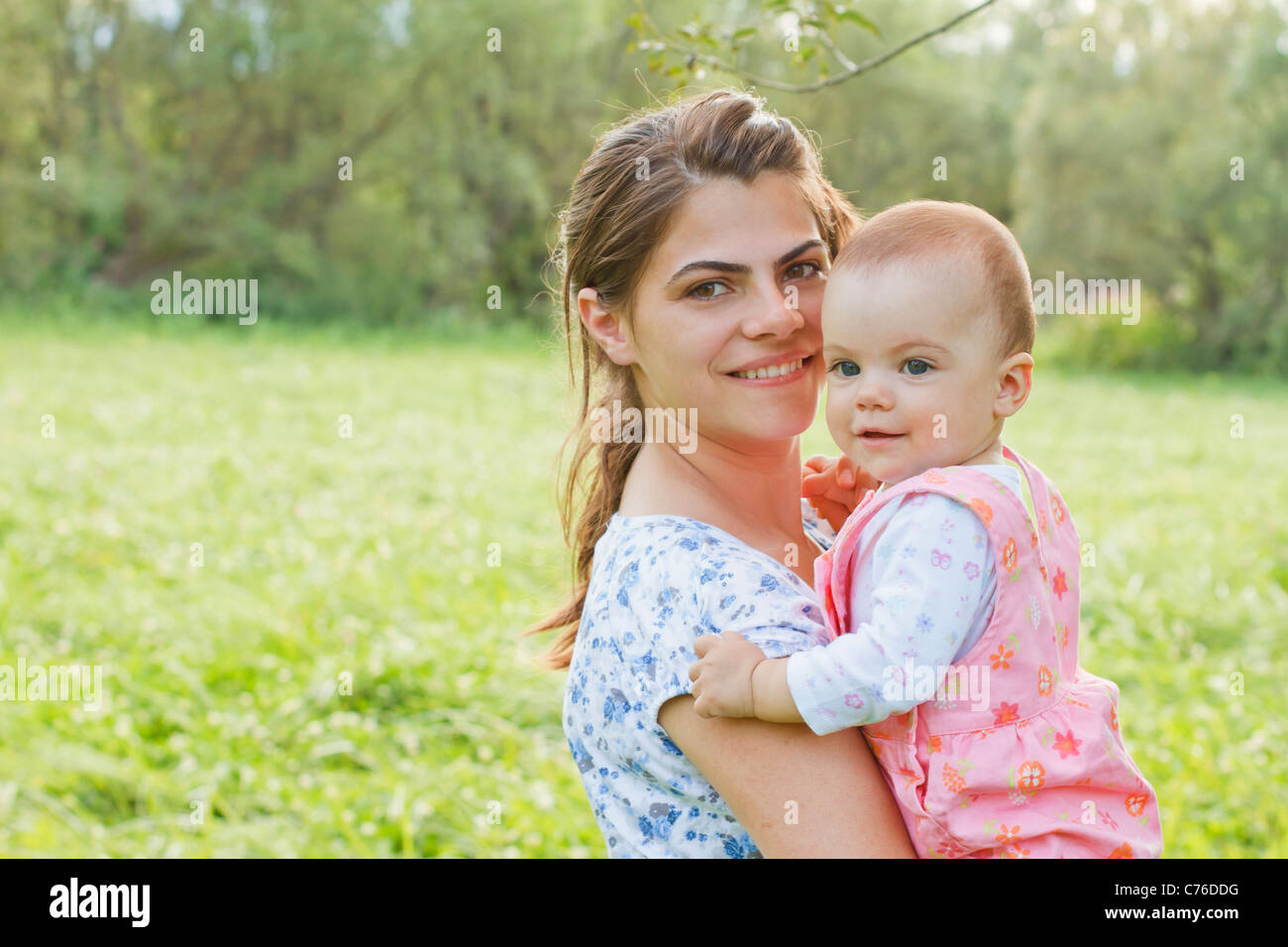 Baby Girl avec sa mère à l'extérieur Banque D'Images