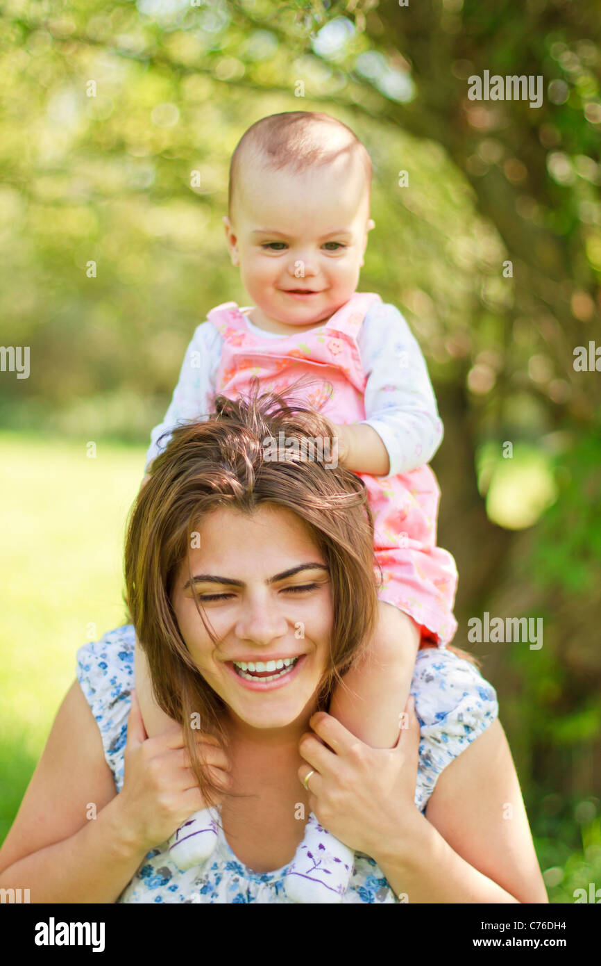 Mère heureuse avec son enfant sur ses épaules Banque D'Images