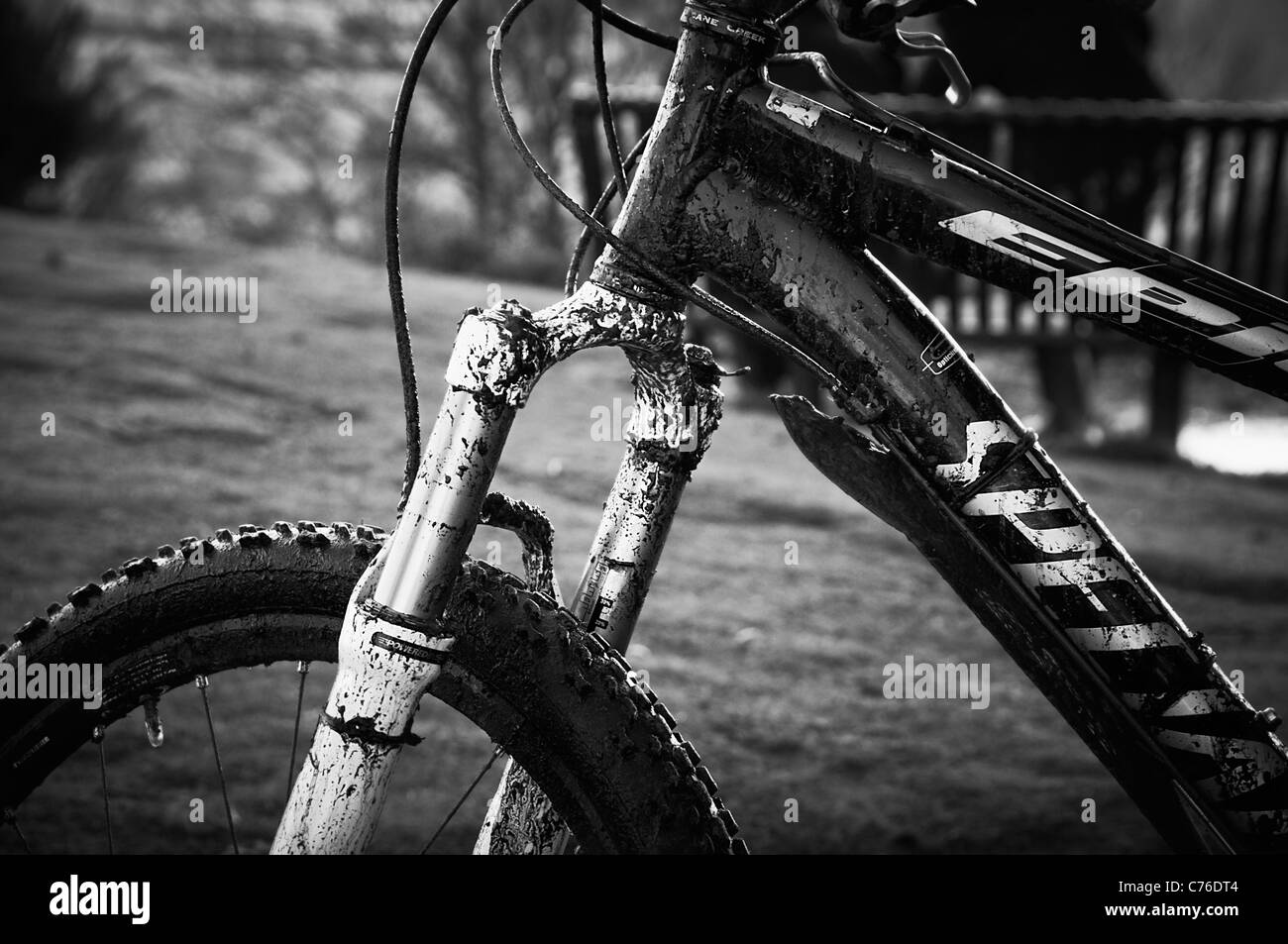 Couvert de boue vtt noir et blanc Banque D'Images