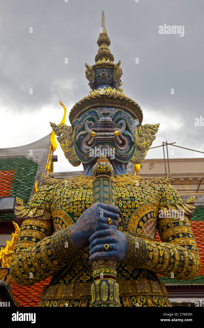 Une figure mythique qui montent la garde au Palais Royal, Bangkok, Thaïlande Banque D'Images