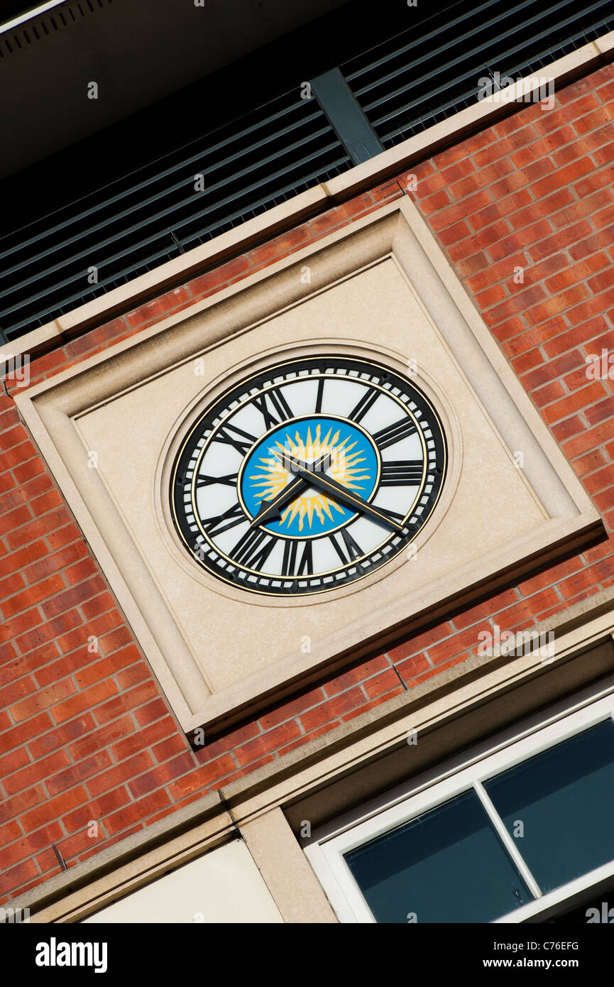Le chiffre romain Horloge du soleil sur la Cherwell District Council Bureaux à Banbury, Oxfordshire, Angleterre Banque D'Images