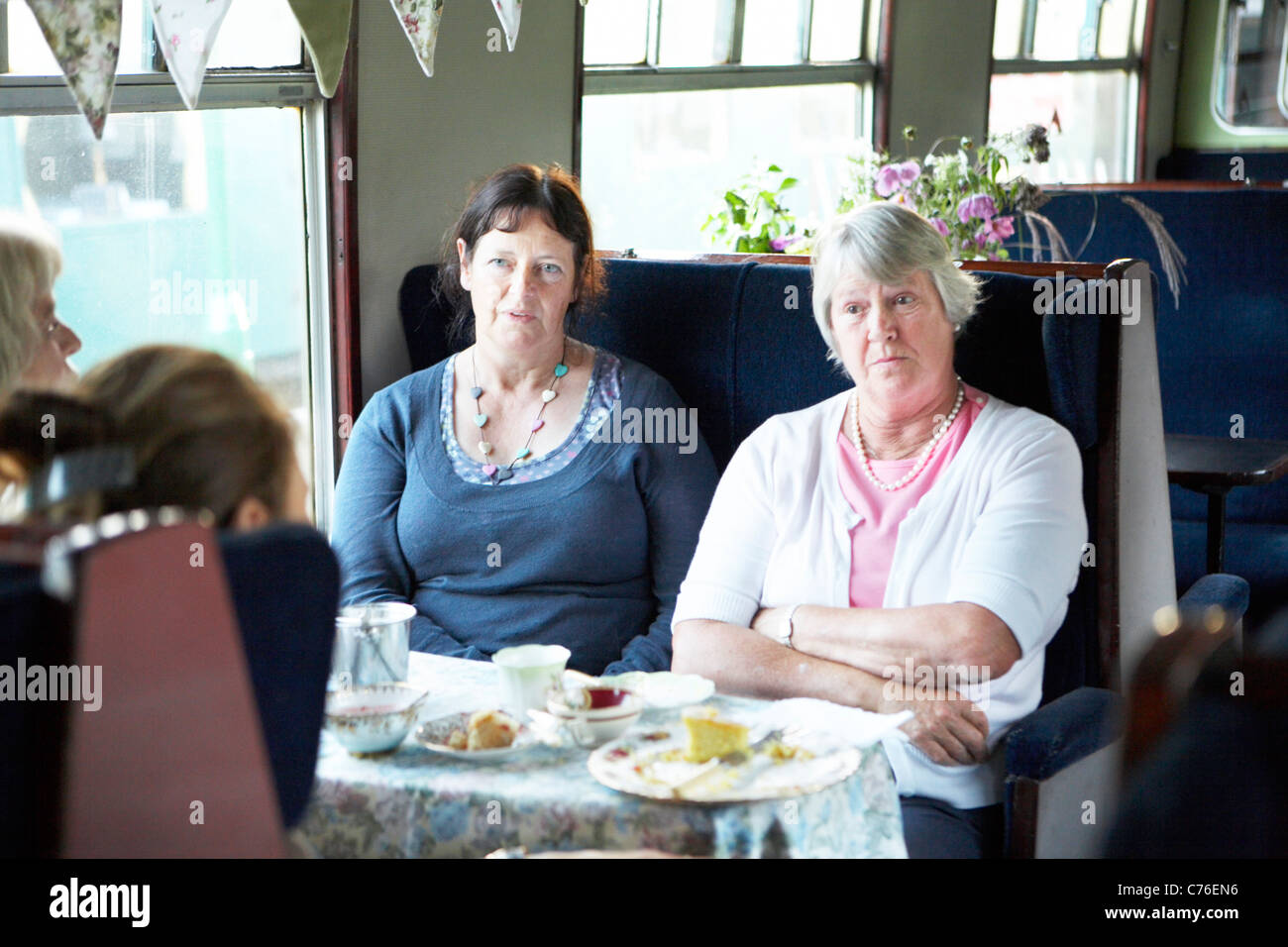 Le célèbre chef autrichienne Sarah Wiener sur train à vapeur fer Swanage dans le Dorset Weymouth UK avec WIFI. L'Allemagne a réalisé pour la télévision. Banque D'Images