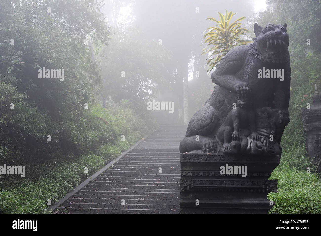 Ancienne entrée de temple balinais. L'île de Bali. L'Indonésie Banque D'Images