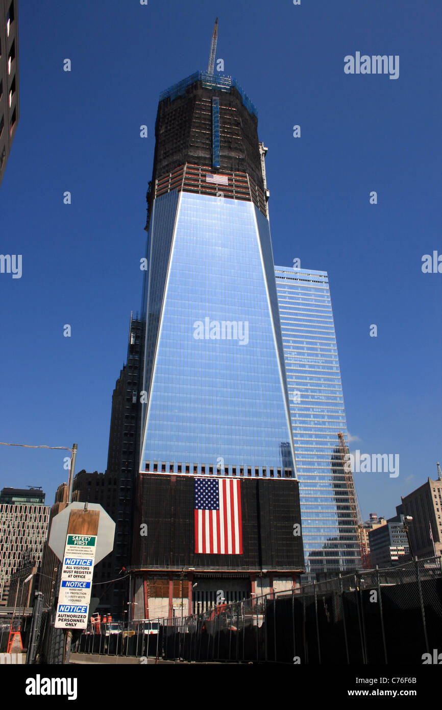 Un drapeau américain est accroché l'un des bâtiments du World Trade Centre pour marquer le 10ème anniversaire du 11 septembre. Banque D'Images