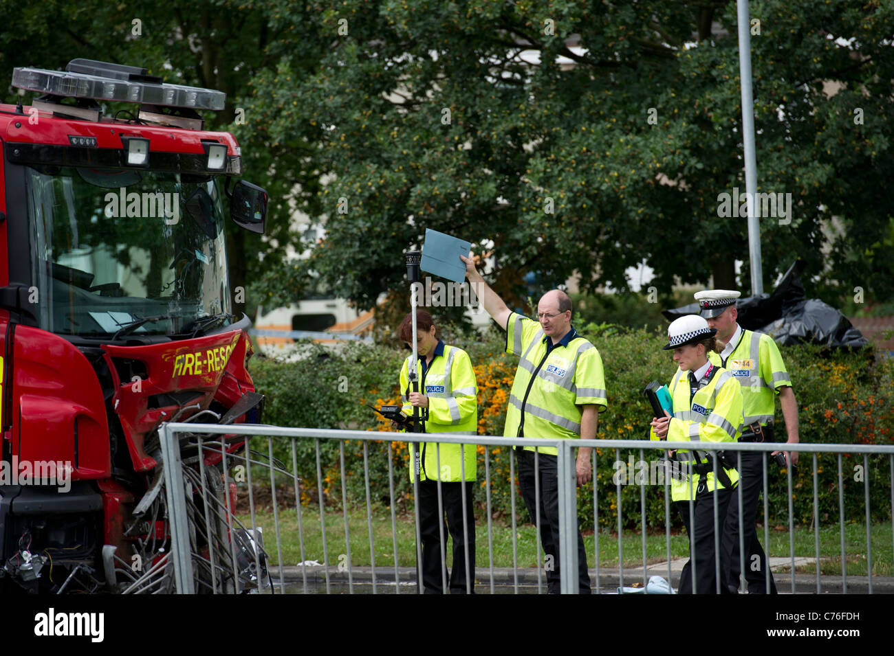 Les enquêteurs de la police accident de la route à prendre des mesures d'une violente collision impliquant un camion de pompiers et d'automobile. Banque D'Images