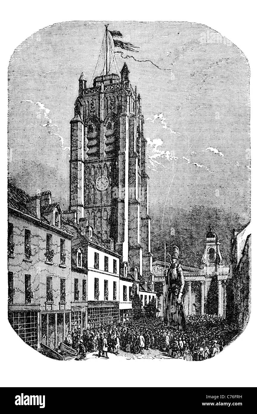 La tour gothique de l'horloge église défilé de la procession du fetival dunkerque géants de Cassel Banque D'Images