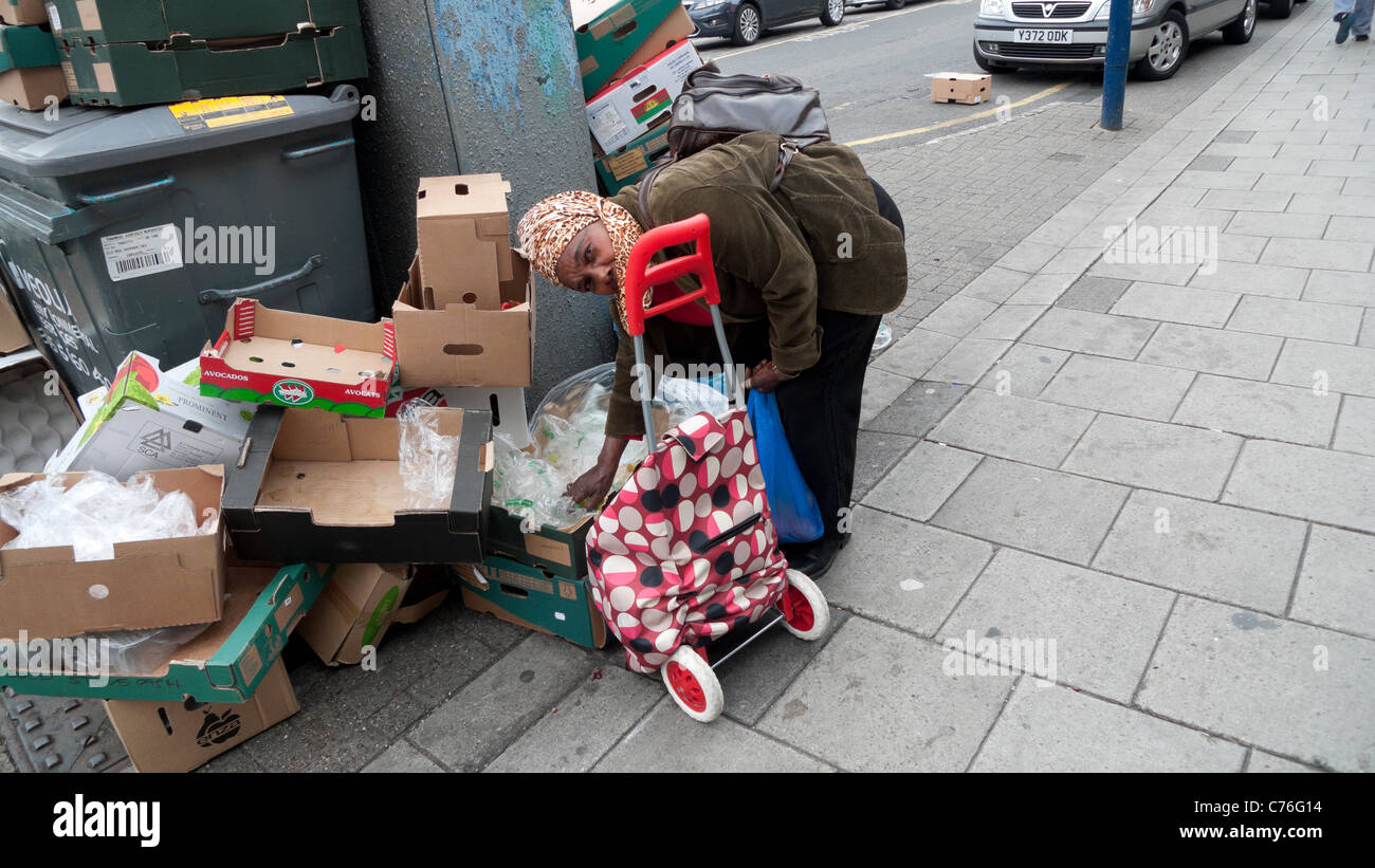 La récupération d'une femme pour l'alimentation du marché de proximité  poubelle du nord de Londres, Angleterre, Royaume-Uni Photo Stock - Alamy