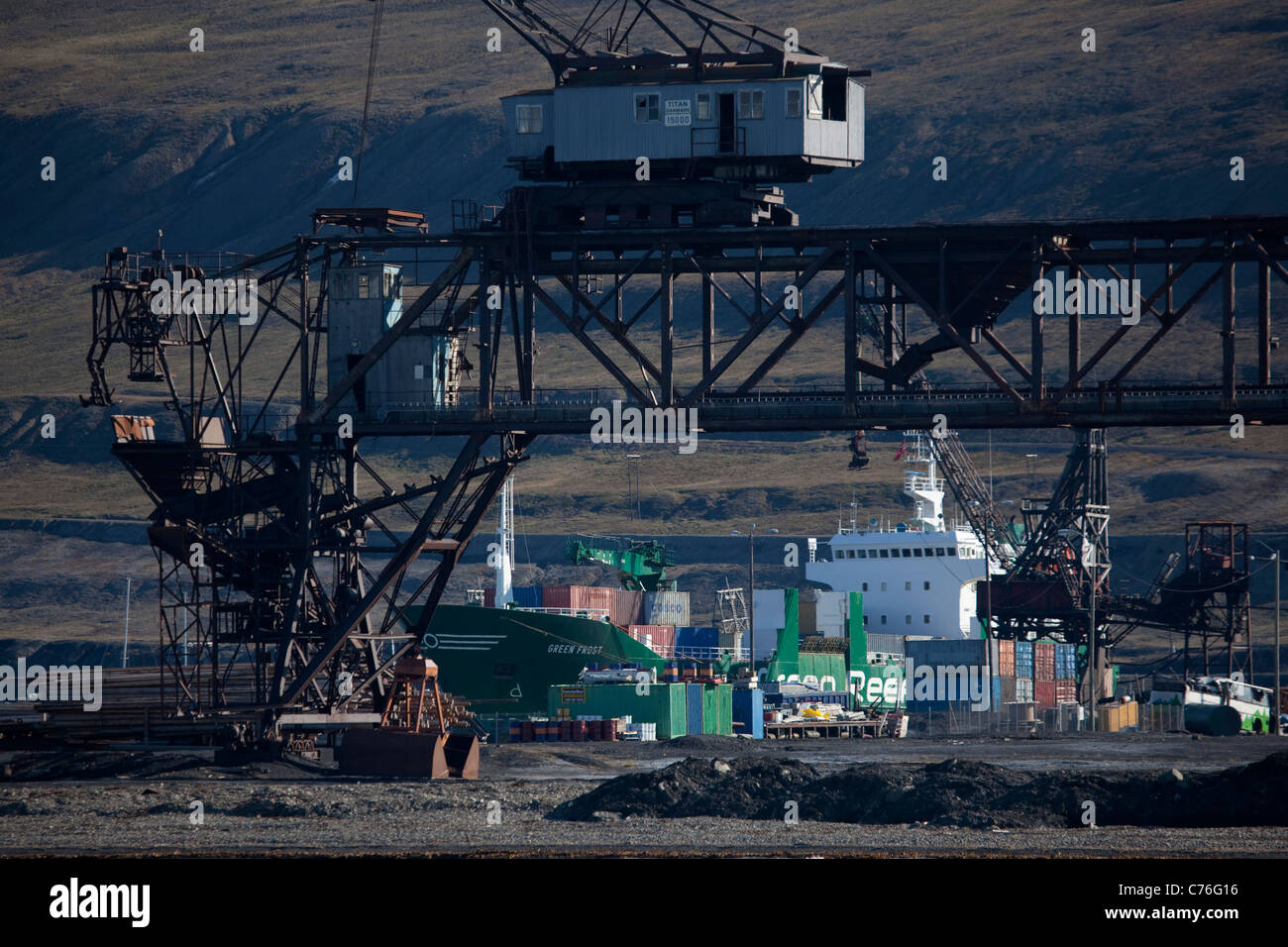 Grues et bateau au port de Longyearbyen, au Spitzberg, dans l'archipel du Svalbard. Banque D'Images