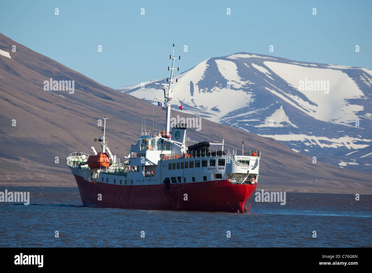 Bateau de croisière aventure Antarctic Dream dans Adventfjorden, près de Longyearbyen, Svalbard Banque D'Images