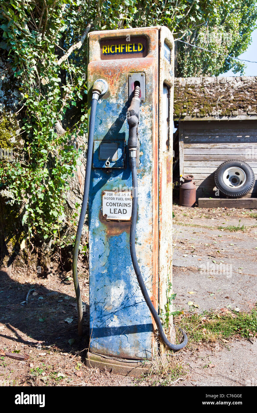 Couleurs fanées de rouiller l'ancien gaz pompe à carburant essence mélange avec paysage sur ferme près de Lyndon Whatcom Comté Washington State Banque D'Images