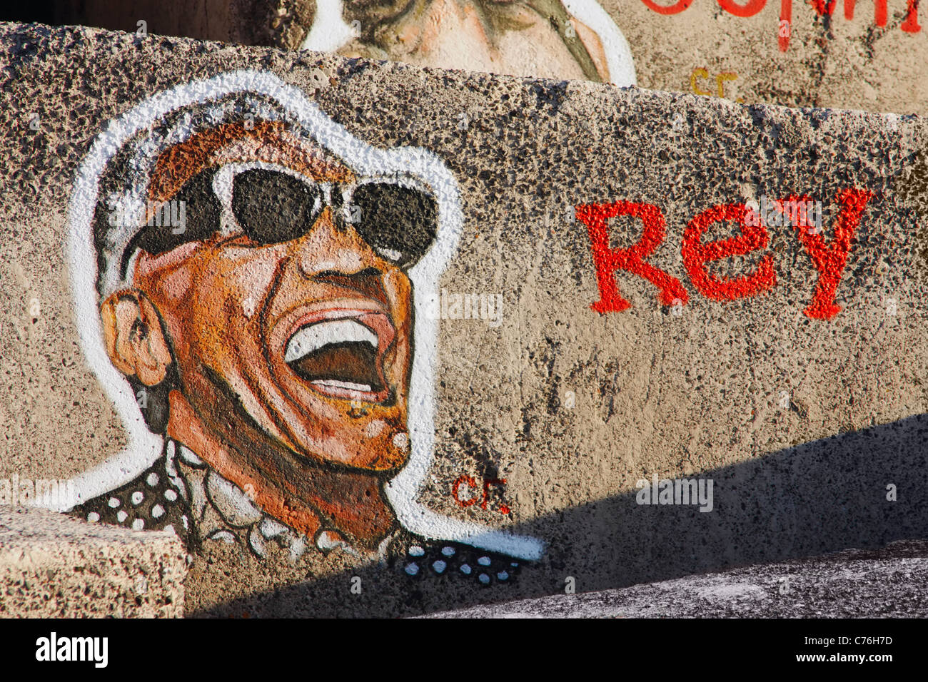 Ray Charles peints sur le mur de défense contre la mer à Santa Cruz de Tenerife. ( Rey est l'espagnol pour le roi). Banque D'Images