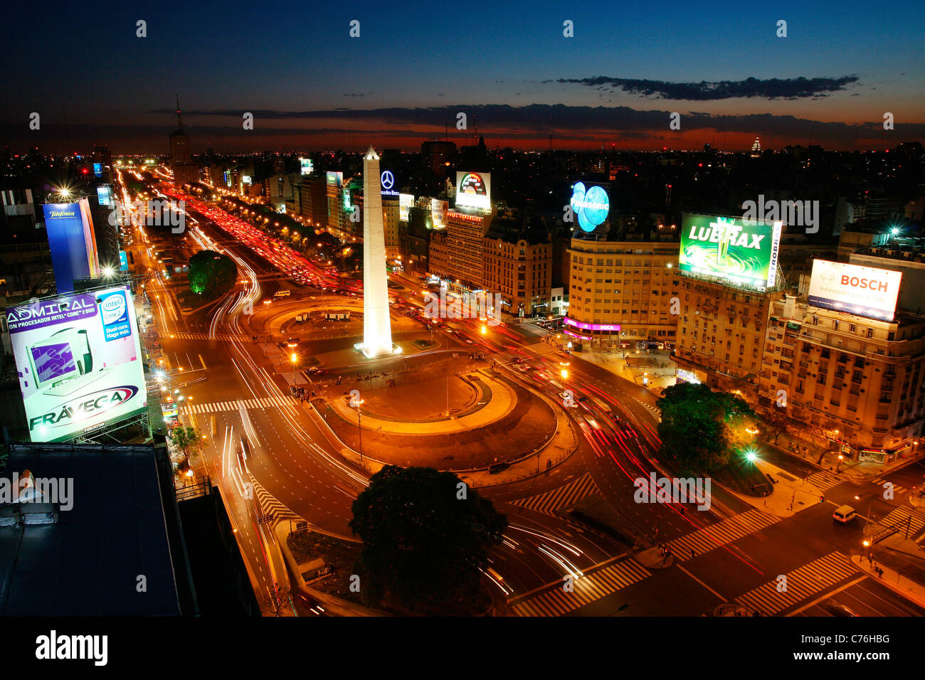 9 Avenue Juillet sur un nuit à Buenos Aires, Argentine. Banque D'Images