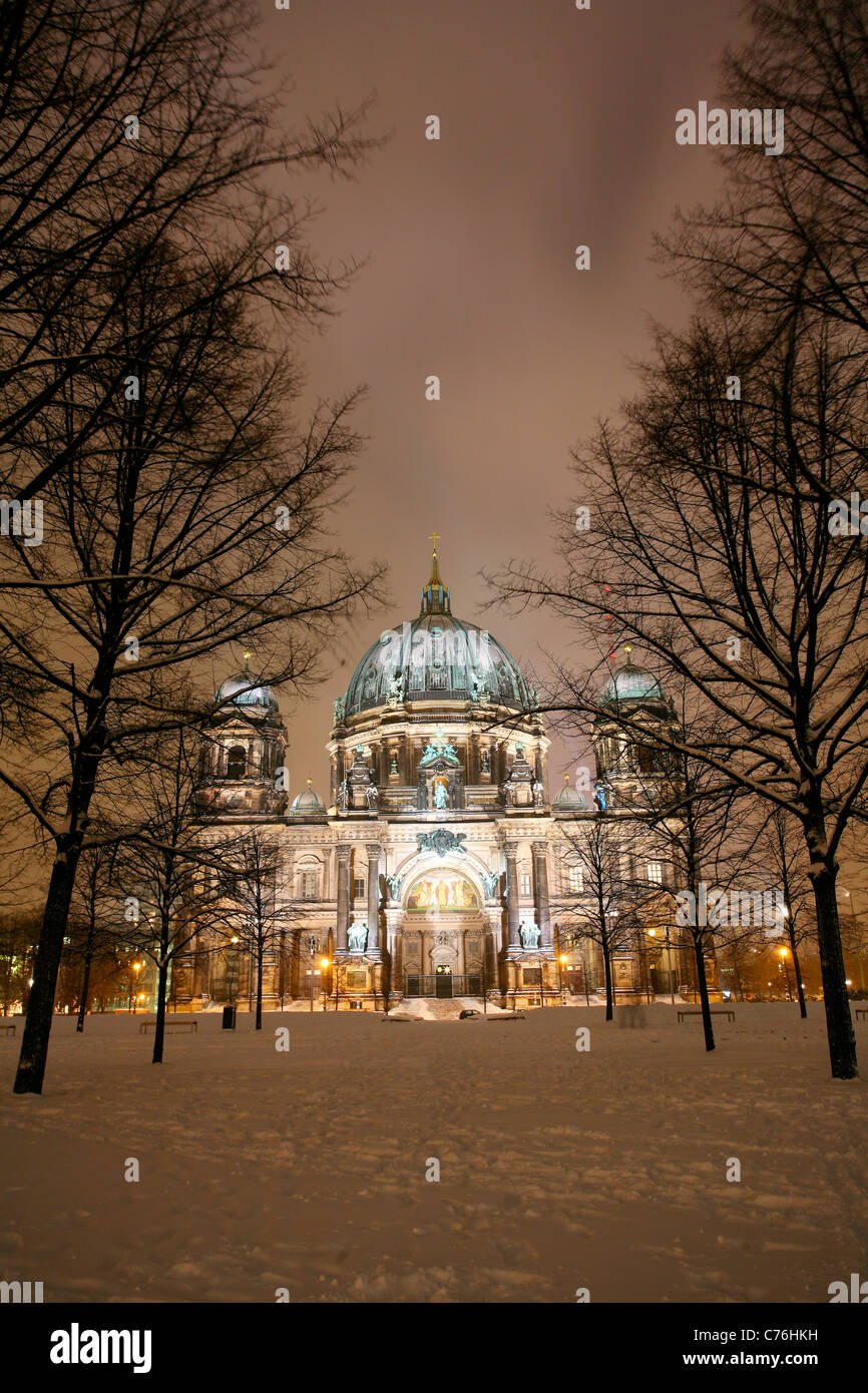 Le Berliner Dom, la cathédrale de Berlin de l'allumé sur un couvert de neige en soirée. Allemagne Banque D'Images