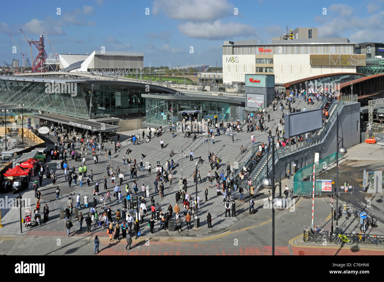 Vue de dessus les gens dans l'état occupé scène de rue de la gare de Stratford et le centre commercial de Westfield à Londres 2012 sites du Parc olympique au-delà de Newham UK Banque D'Images