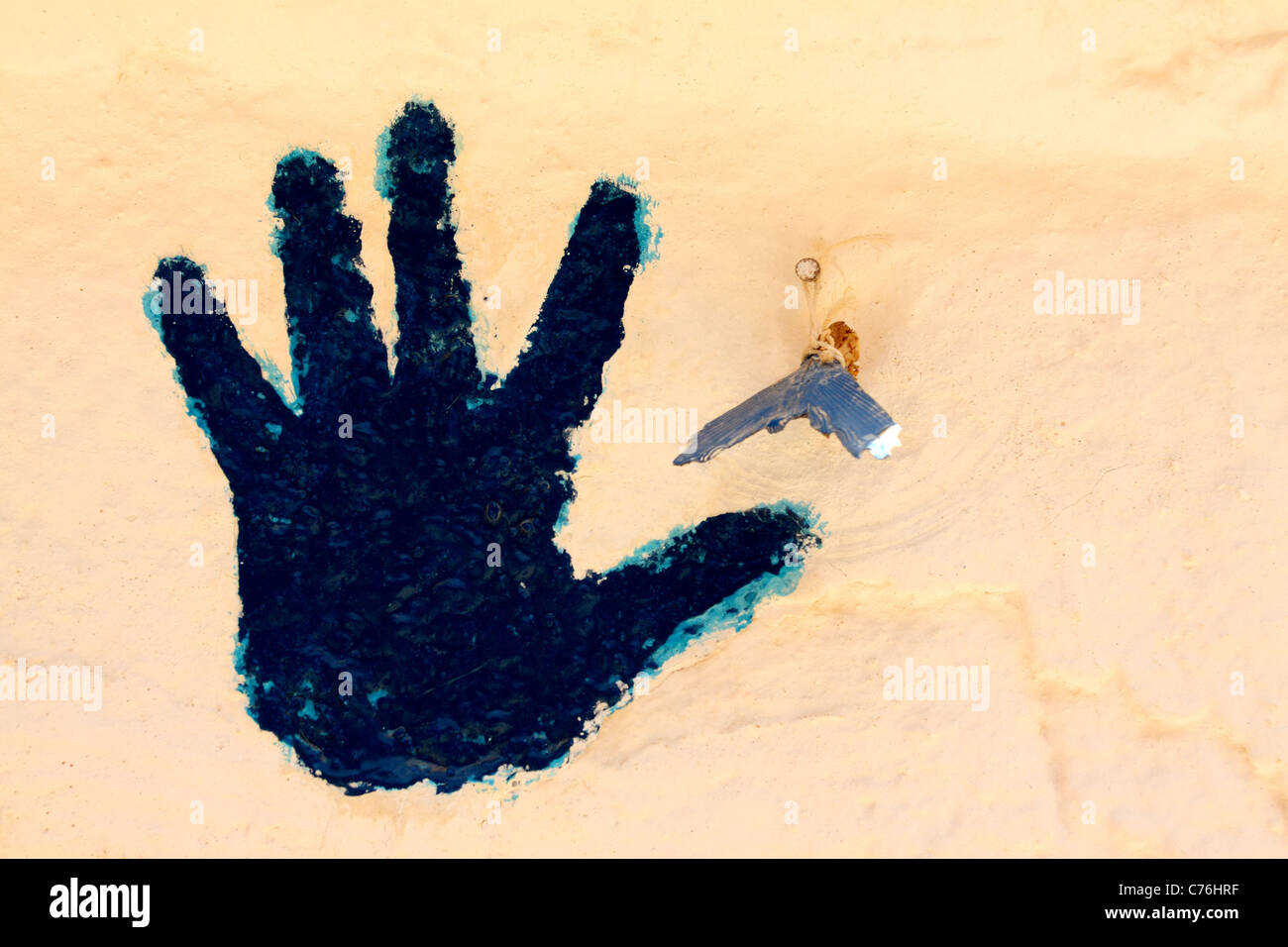 Handprint bleu et la queue d'un poisson - un symbole de chance et de prospérité dans l'insaisissable et berbères tunisiens Banque D'Images