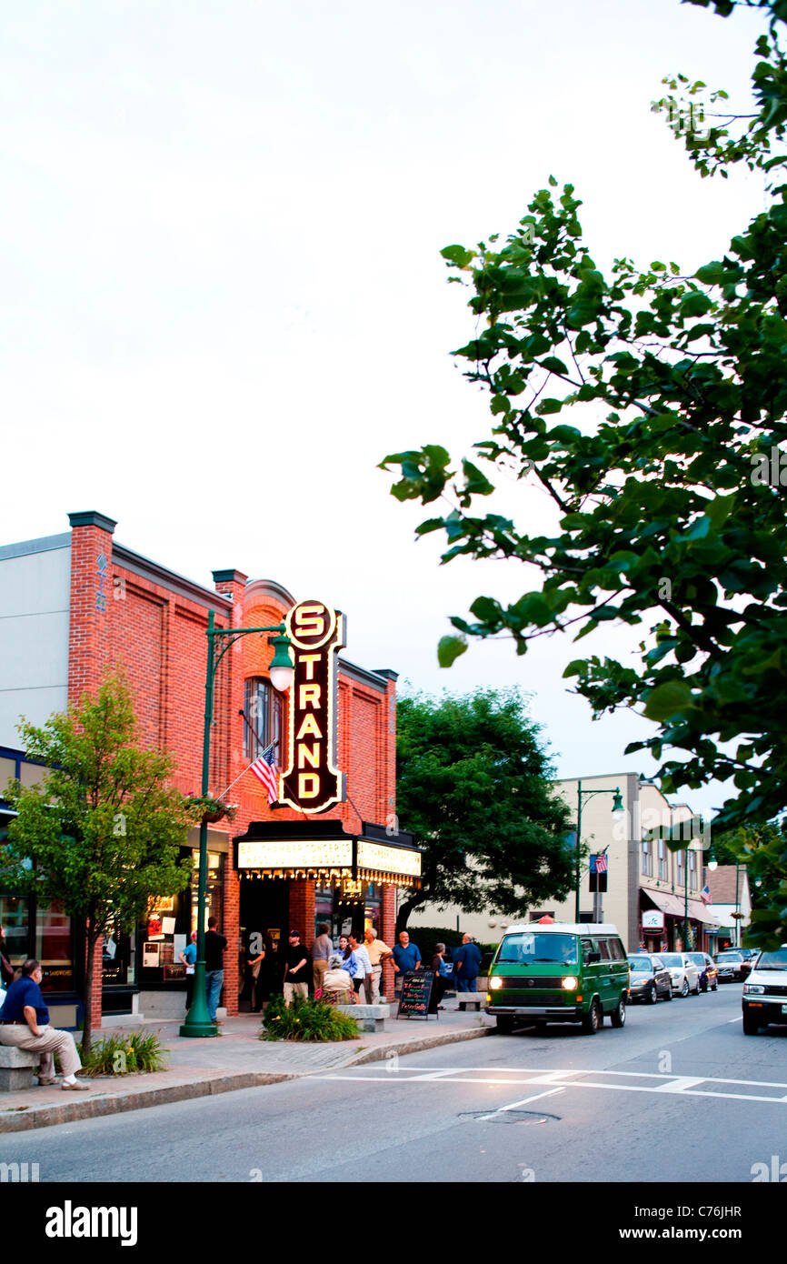 Un cinéma, une petite ville maine street. Banque D'Images