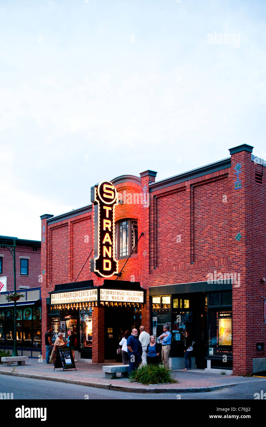 Un cinéma, une petite ville maine street. Banque D'Images