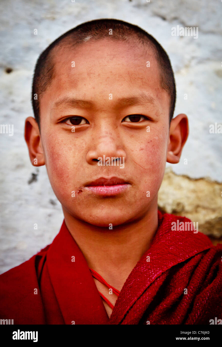 Portrait d'un jeune moine bouddhiste du monastère de Tawang, Arunachal Pradesh, Inde Banque D'Images