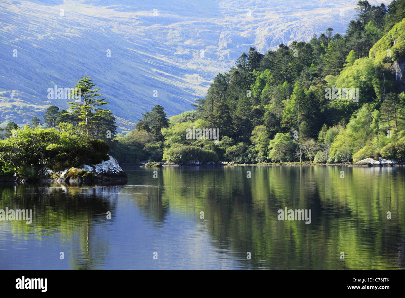 Scenic Glanmore Lake sur la péninsule de Beara, Co Kerry, Rep de l'Irlande. Banque D'Images