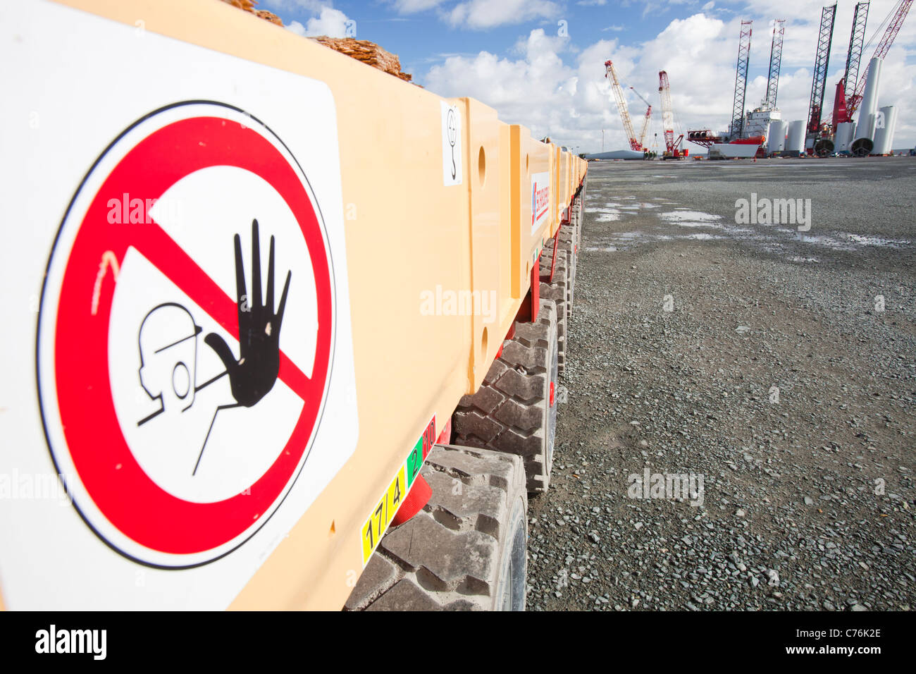Une utilisée pour déplacer des pièces d'éoliennes autour de Mstyn port. Banque D'Images
