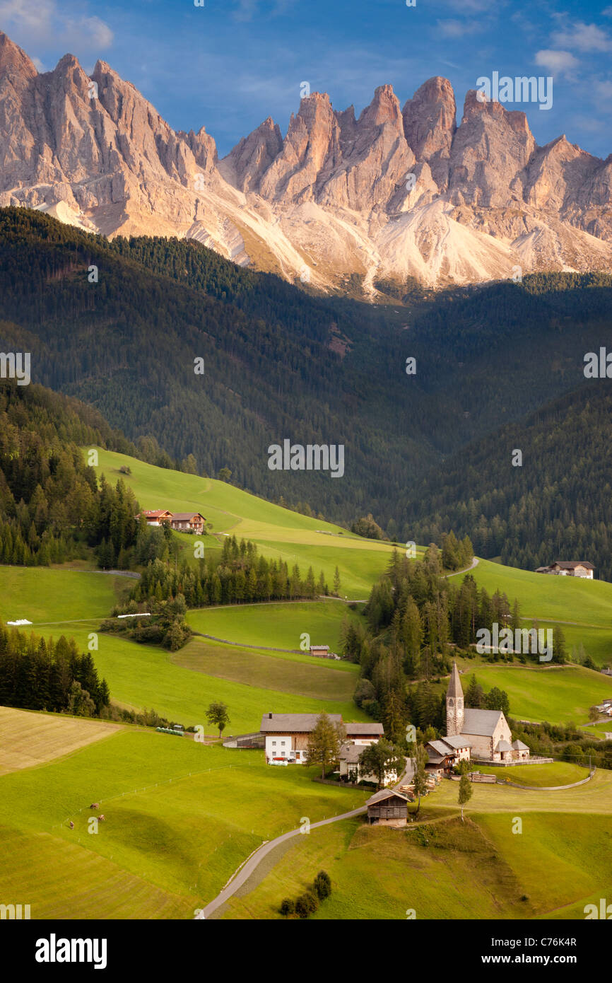 Santa Maddelena et les Dolomites, dans le Val di Funes, Trentin-Haut-Adige Italie Banque D'Images