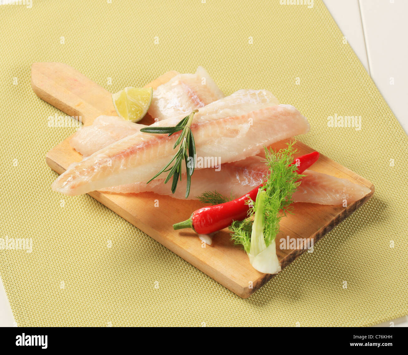 Filets de poisson frais sur une planche à découper Banque D'Images