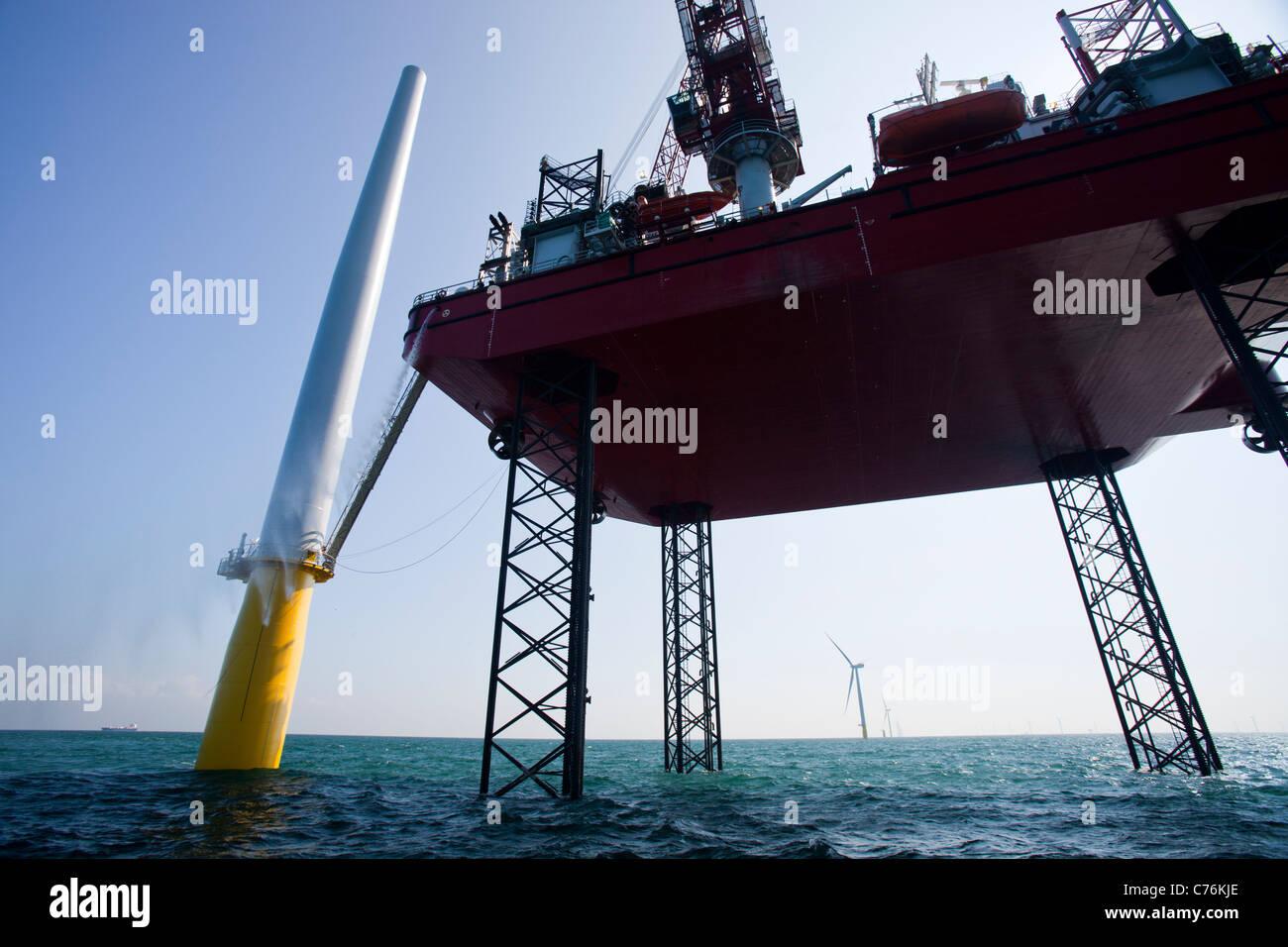 Une barge à l'aide d'un cric de la construction du parc éolien offshore Walney, Cumbria, UK. Banque D'Images